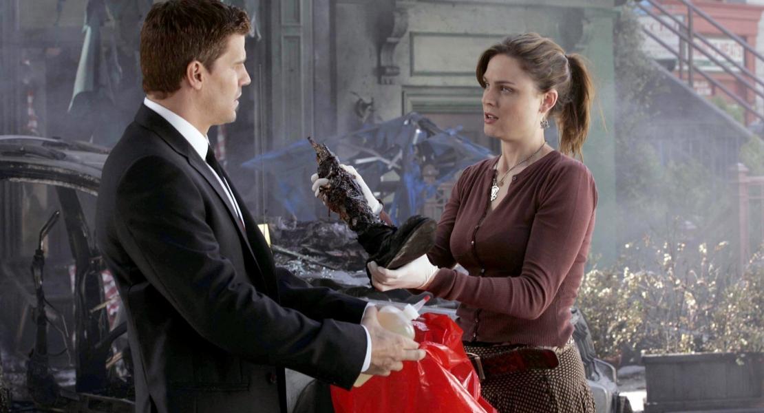 Сериал Кости Сезон 1 — эпизод Человек во внедорожнике