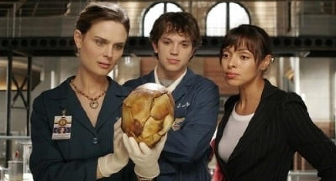 Сериал Кости Сезон 2 — эпизод Титан на колее
